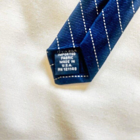 Tommy Hilfiger Mens Tie Blue and Red 58 x 3.5 in 100% Silk Navy Tail - Picture 4 of 10